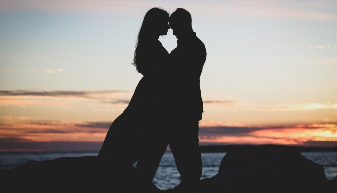couple beach sunset hug 5892661