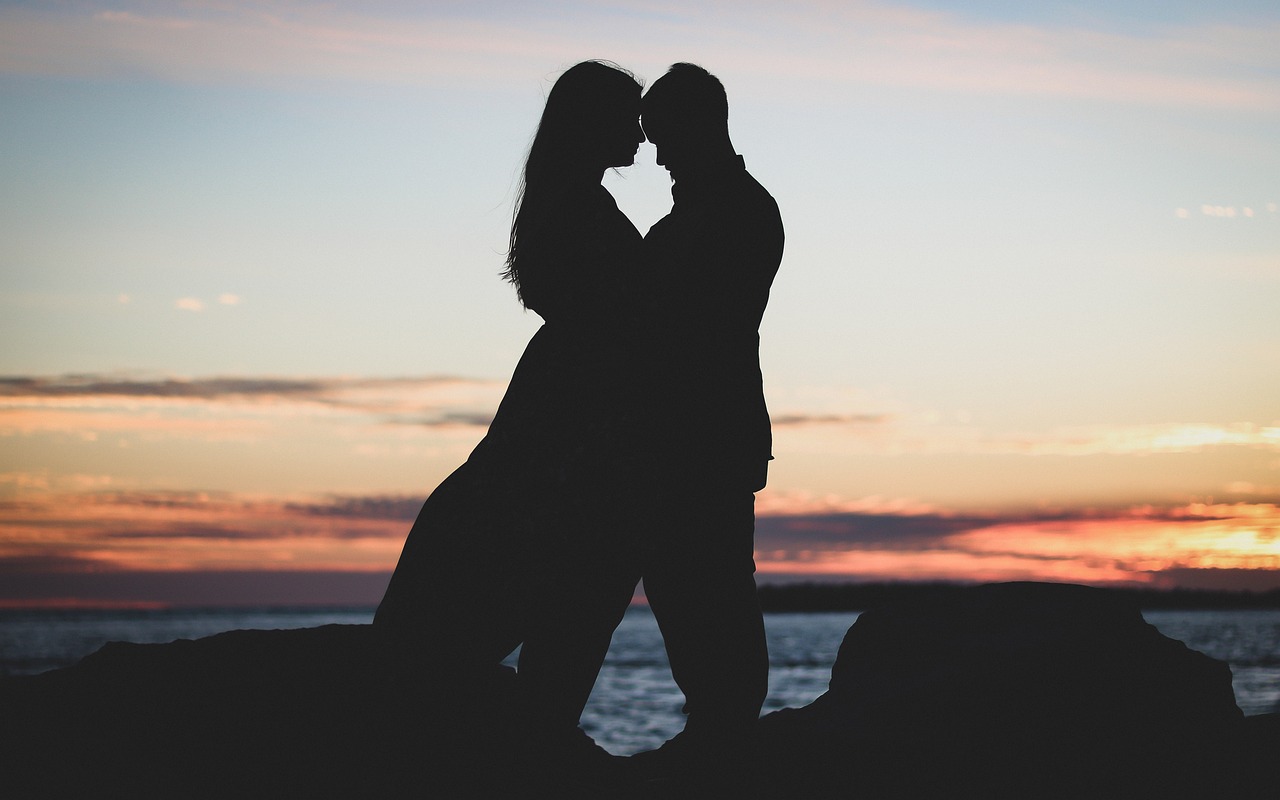 couple beach sunset hug 5892661