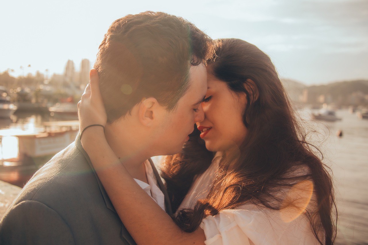 man woman kiss lovers relationship 1853532