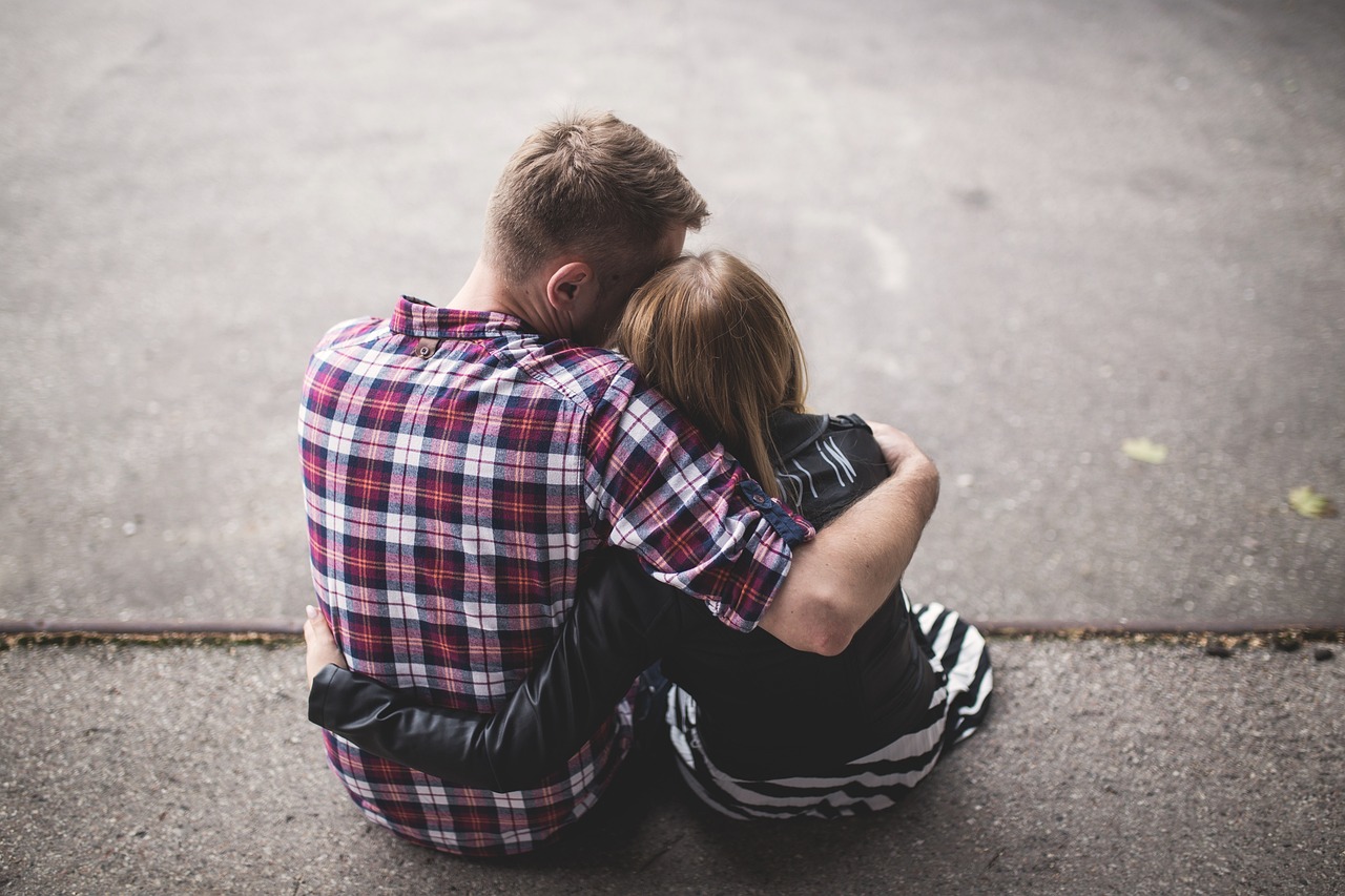 pair embrace hug embracing hugging 1853996