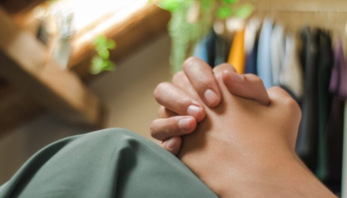 Jak empatia wyraża się przez gesty i dotyk?