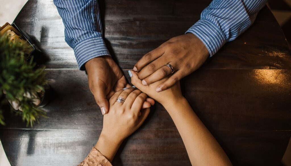 Zmysły a intymność w związku – jak budować bliskość?