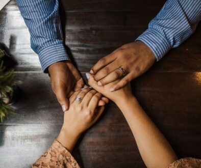 Zmysły a intymność w związku – jak budować bliskość?