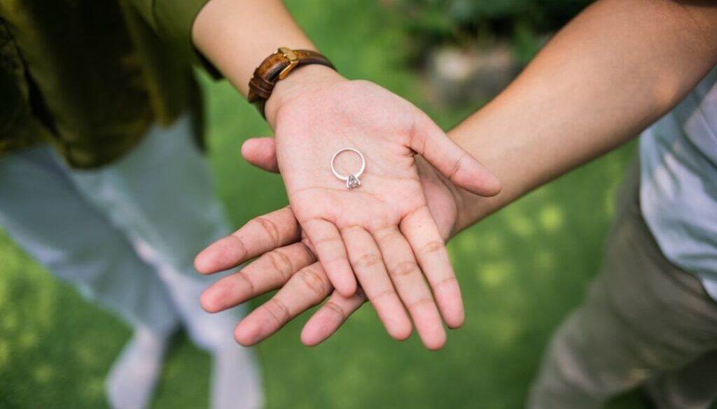 Zmysł dotyku – dlaczego jest kluczowy dla relacji rodzinnych?